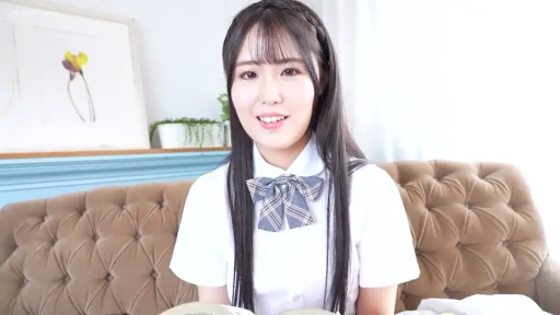 坐姿 · 微笑 · 面对镜头 · 客厅 · 半身特写 · 清纯系 · 棕色沙发 · 水手校服