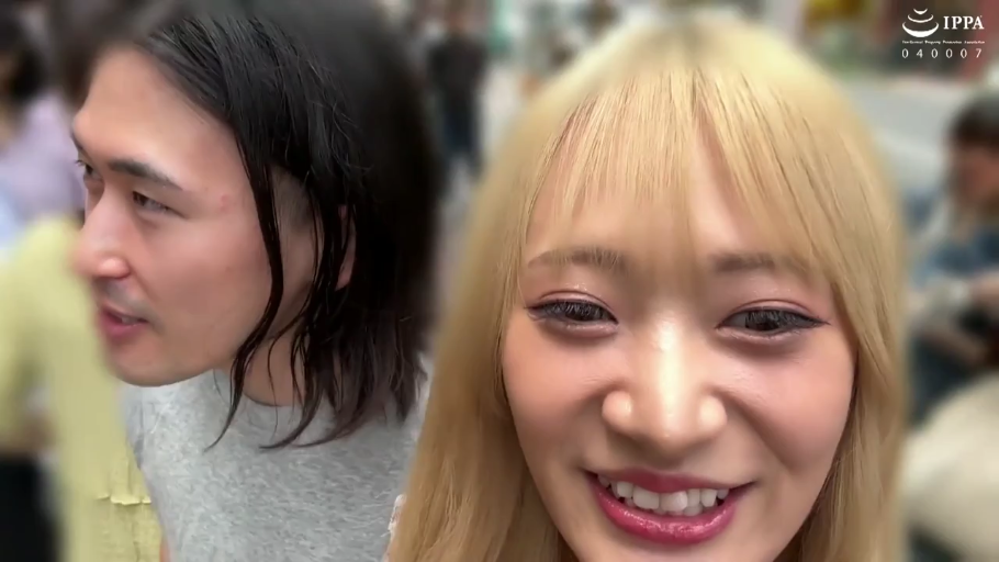 脸部特写 · 站立 · 微笑 · 便服 · 户外 · 街头搭讪 · 真实感