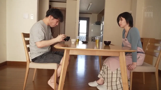 剧情 · 餐厅 · 居家服 · 对坐 · 用餐 · 餐具 · 沉闷