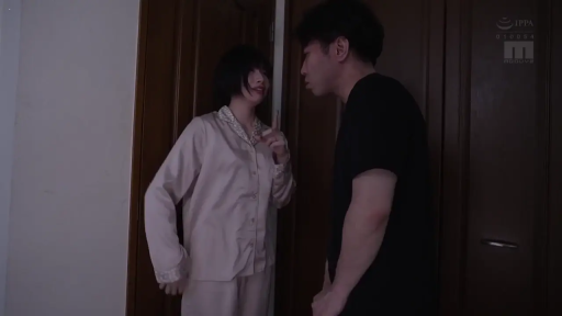 室內 · 交谈 · 站立 · 中景 · 微笑 · 劇情 · 睡衣