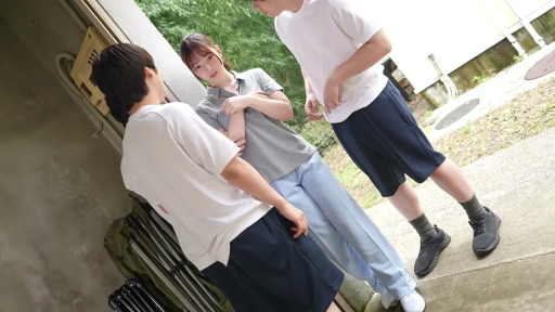 站立 · 户外 · 担忧 · 围堵 · Polo衫 · 两男一女