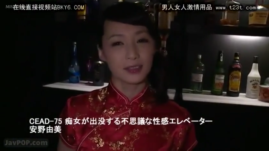交谈 · 专注 · 全景 · 电视 · 客厅 · 日常休闲服 · 生活剧情 · 盘腿对坐