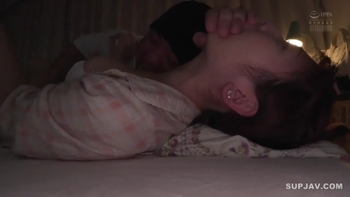 枕头 · 仰臥 · 顔のクローズアップ · 床上 · 惊恐 · 捂嘴 · 强迫主题 · 开襟格纹衫与内衣