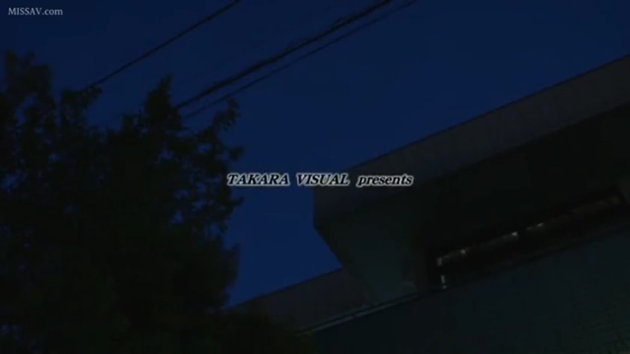 忧郁 · 脸部 · 站立 · 户外 · 访谈 · 蕾丝上衣 · 夜色