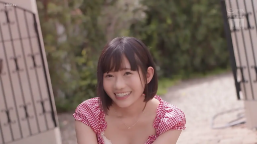 甜美 · 站姿 · 面部特写 · 对视 · 户外 · 庭院 · 格纹上衣 · 铁门