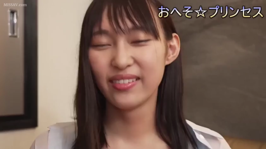 室内 · 微笑 · 白色衬衫 · 面部特写 · 对视 · 亚洲女性 · 正对镜头