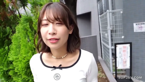 Conversation · Stand · Smile · 面部特写 · White top · Outdoor · 短发