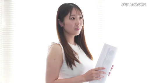 平静 · 半身特写 · 长发 · 白色无袖上衣 · 侧头凝视 · 室内窗边 · 纸质文件 · 站立持物