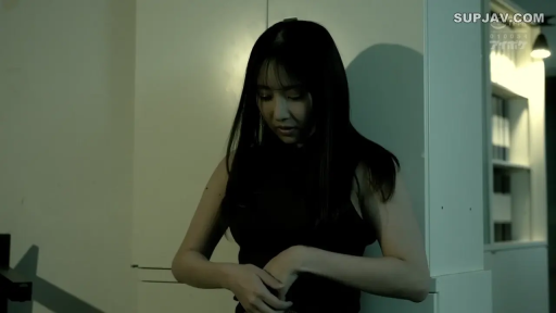 室内 · 沉思 · 站立 · 抚摸胸部 · 上半身 · 昏暗 · 黑色背心