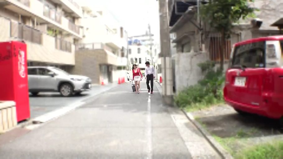 全景 · 红色低胸上衣 · 行走 · 拉行李箱 · 日本街道