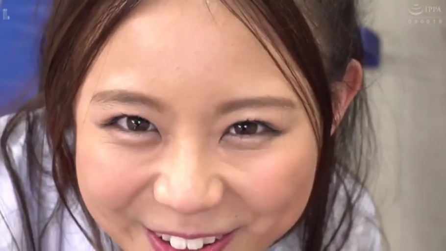 室内 · 脸部特写 · 白色上衣