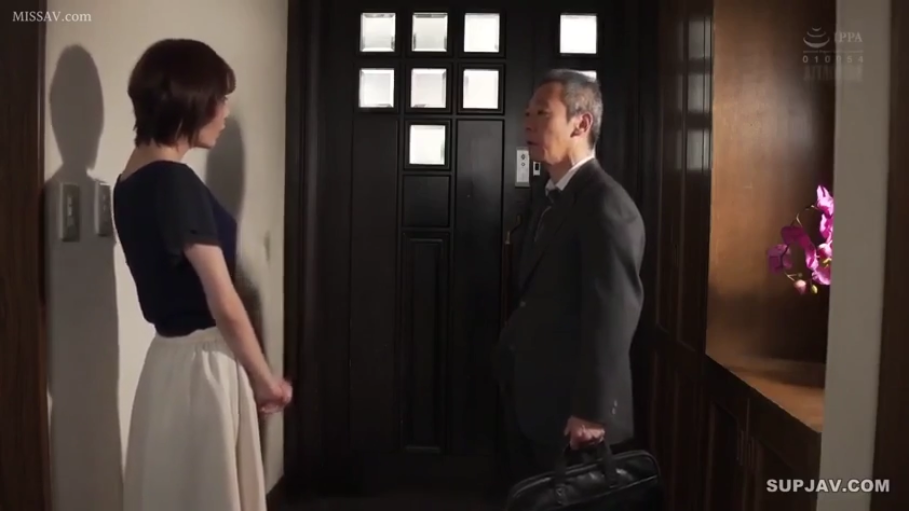 开心 · 站立 · 中景 · 医务室 · 制服系列 · 微笑交谈 · 白色护士制服 · 医疗器械柜