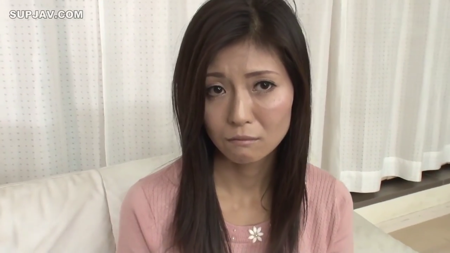 室内 · 坐姿 · 委屈 · 面部特写 · 凝视 · 熟女 · 粉色针织衫