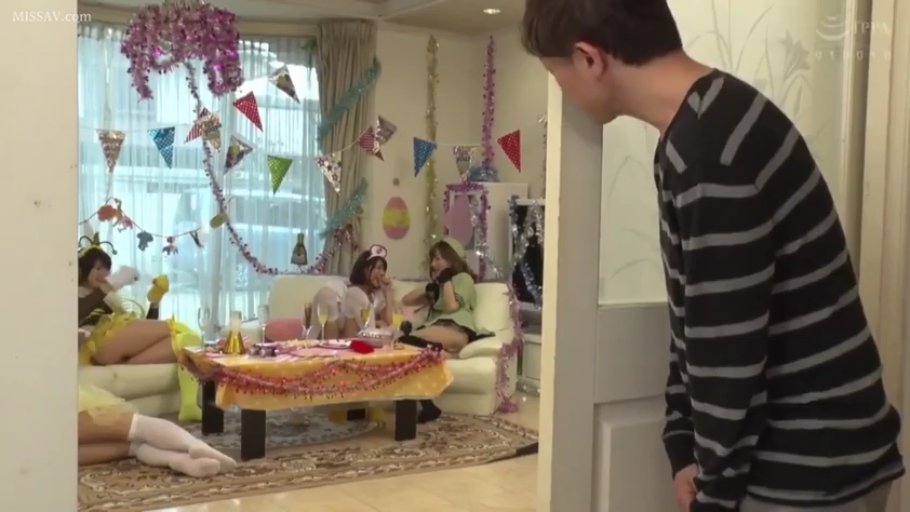 坐姿 · 客厅 · 远景 · 开心 · 偷窥 · 角色扮演服 · 聚会 · 派对装饰