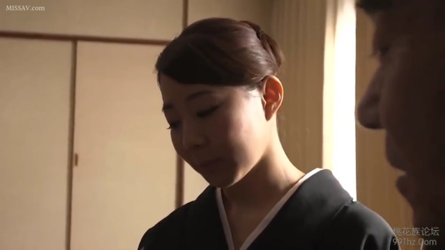 低头 · 和室 · 面部特写 · 熟女 · 哀怨 · 和服 · 倾听