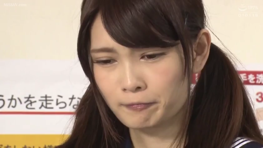 室内 · 校服 · 脸部 · 低头 · 委屈 · 站立 · 双马尾