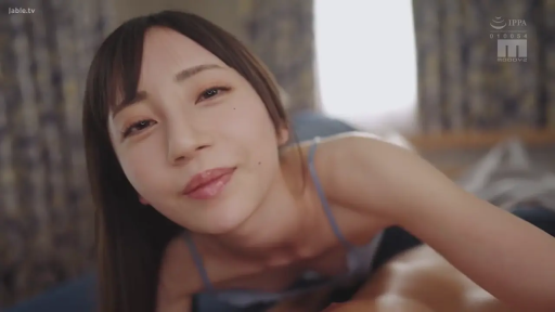 俯身 · 脸部特写 · 卧室 · 微笑 · 凝视 · 高清 · 吊带衫