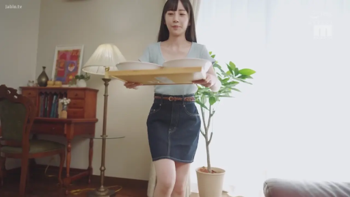 中景 · 站姿 · 微笑 · 客厅 · 居家 · 餐盘 · 浅蓝色短袖 · 端托盘