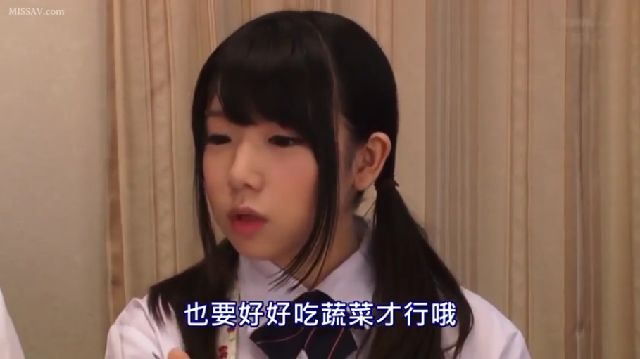 室内 · 脸部特写 · 自然 · 学生制服 · 谈话 · 双马尾 · 正面