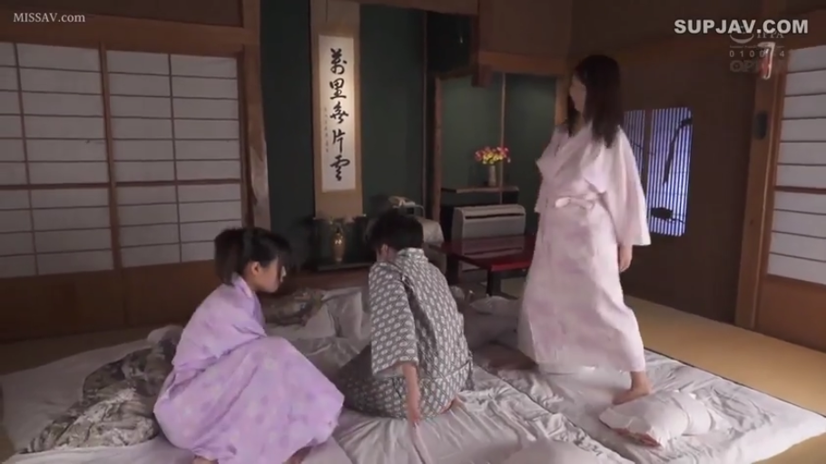 交谈 · 严肃 · 站立 · 和室 · 挂轴 · 远景 · 多人 · 浴衣