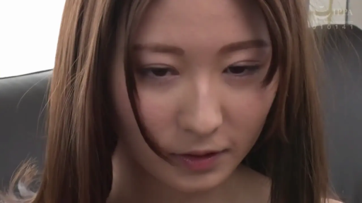 室内 · 頭を下げる · 恥ずかしがり屋 · 顔のクローズアップ · 注視 · 柔光 · 吊帯