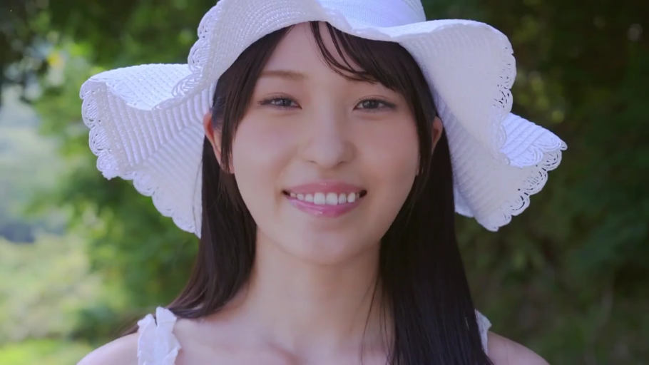 面部特写 · 户外 · 正面 · 白色吊带裙