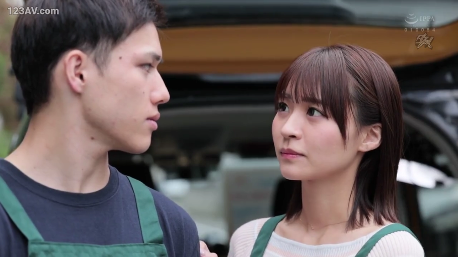 真剣 · 站立 · 顔のクローズアップ · 凝視 · 屋外 · エプロン · 汽车 · 工作人员