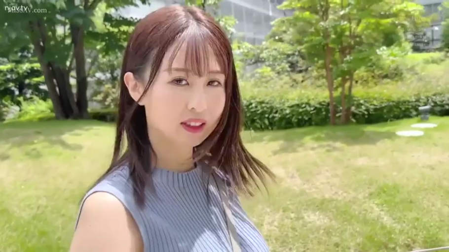 脸部特写 · 户外 · 无袖针织衫