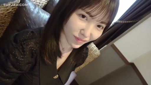 室内 · 坐姿 · 甜美 · 项链 · 上半身特写 · 注视镜头 · 齐刘海 · 黑色蕾丝衫