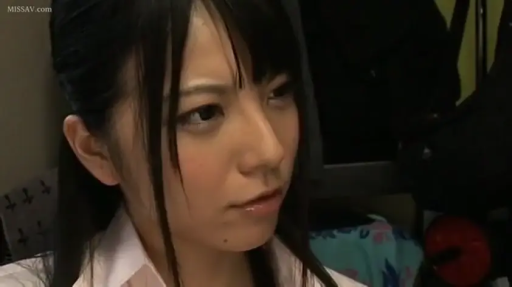 室内 · 严肃 · 脸部特写 · 白衬衫 · 注视 · 长发 · 侧向