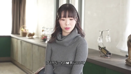 室内 · 坐姿 · 微笑 · 半身 · 注视 · 灰色高领毛衣 · 长发 · 酒架