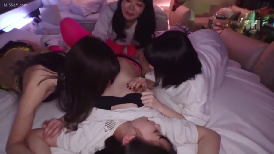 卧室 · 愉悦 · 远景 · 多人 · 白色T恤 · 床单 · 多人互动 · 堆叠