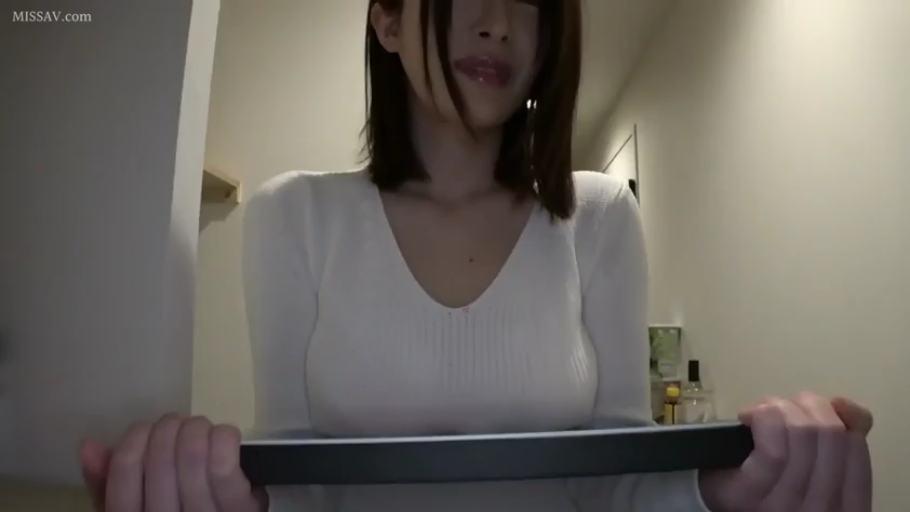 室内 · 上半身特写 · 正面坐姿 · 白色V领针织衫