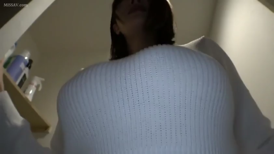 室内 · 胸部 · 展示 · 巨乳 · 站姿 · 平静 · 置物架 · 白色毛衣