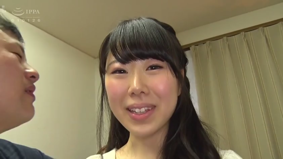 室内 · 脸部 · 白色上衣 · 对视 · 笑容 · 窗帘 · 拍摄 · 近距离特写