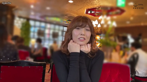 坐姿 · 面部特写 · 室内餐厅 · 黑色长袖衫