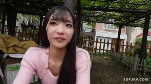 微笑 · 半身特写 · 注视 · 长发 · 粉色针织衫 · 户外庭院 · 坐姿前倾