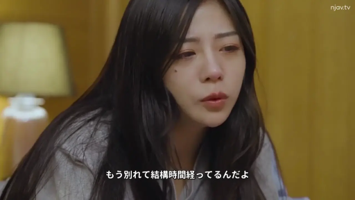 坐姿 · 交谈 · 卧室 · 台灯 · 长发 · 头部特写 · 悲伤 · 灰色衬衫