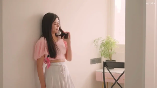 室内 · 中景 · 自然 · 手机 · 打电话 · 亚洲女性 · 靠墙站立 · 粉色泡泡袖上衣