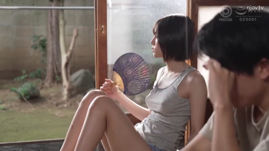 Indoor · Sitting Posture · 全景 · Gray vest · indifferent · 汗湿 · 团扇 · 扇风