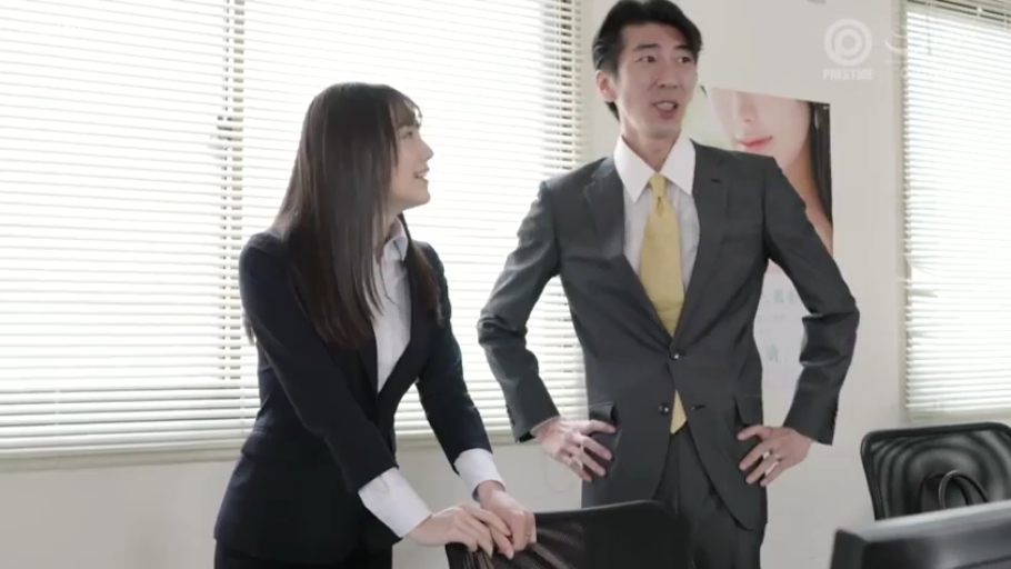 室内 · 脸部特写 · 迷离 · 站姿 · 诱惑 · 紧身衣 · 二维码 · 游戏广告