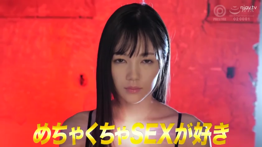 室内 · 面部特写 · 诱惑 · 凝视 · 长发 · 吊带衫 · 正对镜头