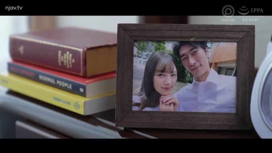 室内 · 微笑 · 剧情 · 衬衫 · 牵手 · 依偎 · 相框 · 物品特写