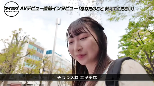 顔 · 站立 · 字幕 · 微笑 · カジュアルウェア · 屋外 · 访谈 · 背包