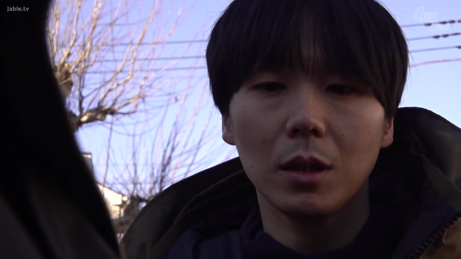 顔 · 站立 · 自然 · 屋外 · 男性 · 夹克