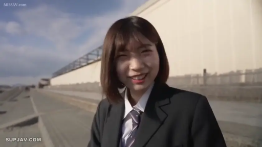 面部 · 校服 · 站立 · 微笑 · 对视 · 户外 · 短发