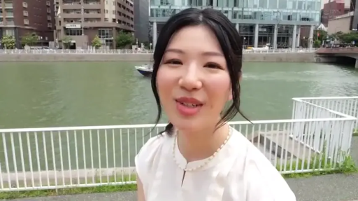 面部 · 站立 · 微笑 · 白色衬衫 · 户外 · 录影 · 日光 · 珍珠项链