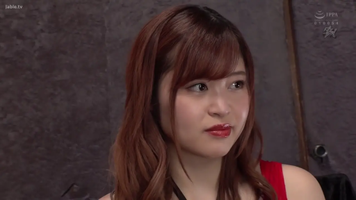 室内 · 坐姿 · 自然 · 面部特写 · 侧望 · 棕色长发 · 红色连衣裙