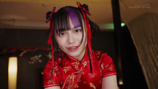 室内 · 脸部特写 · 微笑 · 对视 · 正面 · 发饰 · 红色旗袍 · 挑染