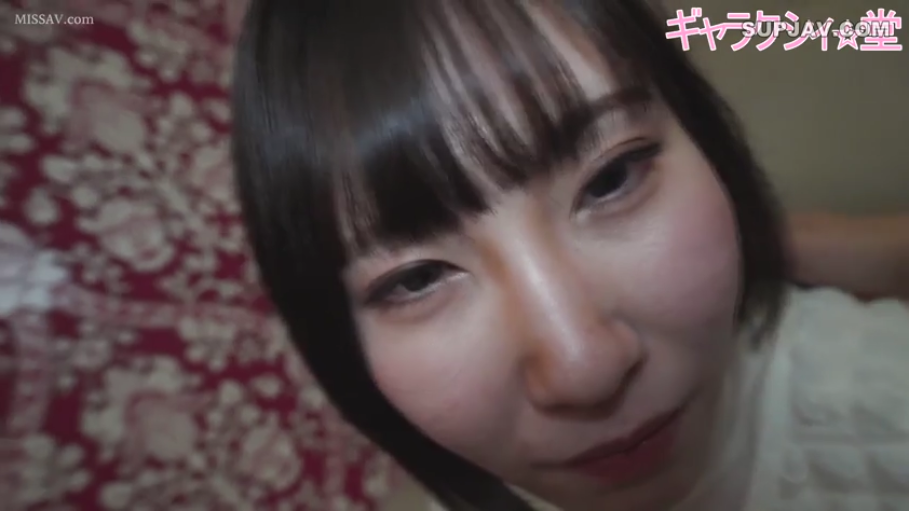 室内 · 俯身 · 微笑 · 面部特写 · 白色上衣 · 注视镜头 · POV